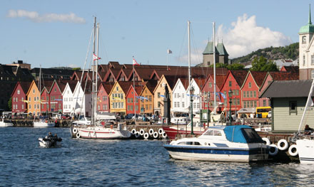Blick auf Bryggen, dem ältesten Stadtteil Bergens, mit seinen charakteristischen Holzhäusern