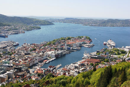 Die 240.000-Einwohnerstadt Bergen ist umgeben von sieben Gebirgen, vom Berg Fløien hat man einen tollen Blick über die Stadt