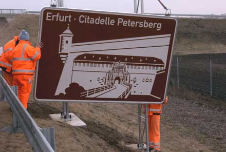 Montage Hinweisschild A 71 mit Citadelle Petersberg
