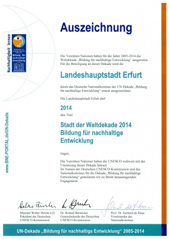 Bild: Urkunde zur Auszeichnung © Stadtverwaltung Erfurt Urkunde zur Auszeichnung Stadt der UN-Weltdekade „Bildung für nachhaltige Entwicklung" für das 2014