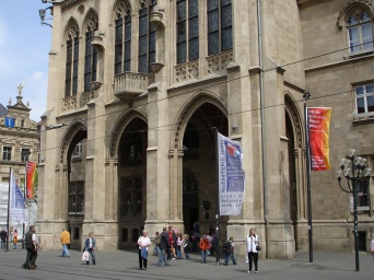 Foto: Erfurter Rathaus mit BNE Flaggen © Stadtverwaltung Erfurt Das Bild zeigt des Rathaus in Erfurt mit gehisster Fahne mit dem Logo der UNESCO und der Aufschrift „Stadt der Weltdekade Bildung für nachhaltige Entwicklung“