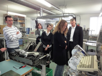 Foto: Ökoprofit-Betriebsrundgang © Stadtverwaltung Erfurt Zur Bewertung des Ökoprofit werden Betriebsrundgänge durchgeführt, bei welchen nach Schwachstellen bzw. Reserven gesucht wird, um diese abzustellen bzw. zu nutzen. Das Bild zeigt eine solche Betriebsbesichtigung.