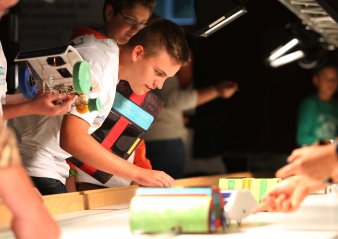 Foto: Vorbereitung zum Start im Solar-Cup © SWE Stadtwerke Erfurt Jugendliche bereiten ihre Solar-Autos zum Start im Solar-Cup 2014 vor.