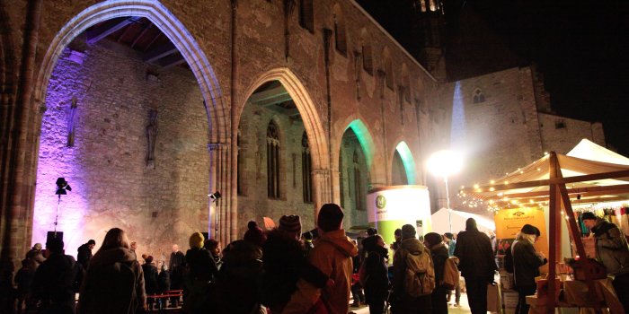 Foto: Adventsmarkt in der Barfüßerkirche © Sylwia Mierzynska viele Menschen in abendlicher Ruine