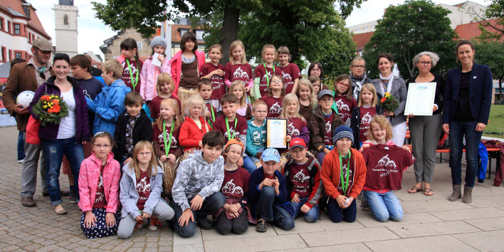 Foto: Die Thomas-Mann-Grundschule trägt den Titel „FaireTrade School“. © Stadtverwaltung Erfurt / J. Ludwig Schulklasse mit Lehrerin.