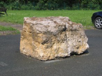 ein größerer Stein als Parkflächenbegrenzung