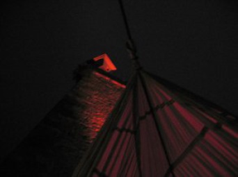 Nachtfoto mit Blick auf Zeltspitze und hoher Mauerkante