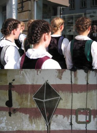 oben: jugendliche Tänzerinnen mit geflochtenen und gesteckten Haaren, unten: gespannte Fäden an einer Wand