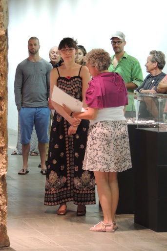Zwei Frauen in einer Ausstellung.