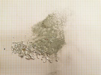 Silberfeilung und Drahtreste auf Millimeter-Papier