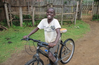 Kind mit Fahrrad freut sich.
