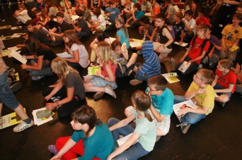 Foto: Aktionstag zur Suchtvorbeugung 2011 © Stadtverwaltung Erfurt Die Schüler der fünften Klassen im Schneidersitz, wartend auf das Ergebnis der Quizauswertung