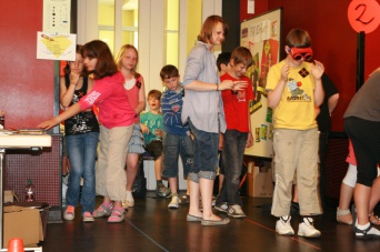 Foto: Aktionstag zur Suchtvorbeugung 2011 © Stadtverwaltung Erfurt Gezieltes Bewegen unter Benutzung einer sogenannten Rauschbrille ist schwierig
