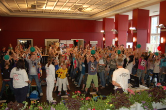 Foto: Aktionstag zur Suchtvorbeugung 2012 © Stadtverwaltung Erfurt Die Schüler stehen gruppenweise in Reihen und geben Luftballons über den Kopf nach hinten.