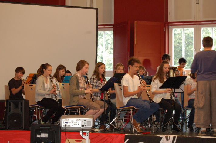 Das Kinder- und Jugendorchester vom Königin-Luise-Gymnasium musiziert mit Blasinstrumenten.
