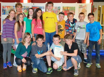 Foto: Aktionstag zur Suchtvorbeugung 2014 © Stadtverwaltung Erfurt Gruppenfoto der Siegerklasse des Aktionstages mit Wanderpokal und Urkunde.