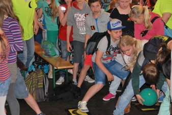 Foto: Aktionstag zur Suchtvorbeugung 2014 © Stadtverwaltung Erfurt Zum Auftakt der Veranstaltung werden sportliche Lockerungsübungen gruppenweise mit Bällen absolviert.