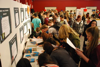 Foto: Suchtpräventionsveranstaltung "Sound für klare Köpfe" 2014 © Stadtverwaltung Erfurt Der Blick in den Saal zeigt viele konzentrierte Schüler beim Ausfüllen der Fragebögen.