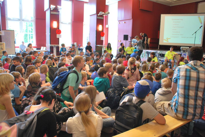 Aktionstag zur Suchtvorbeugung 2014 Gespannte Blicke der Schüler zur Bühne im großen Saal des Hauses der sozialen Dienste während der Auflösung der Quizaufgaben.