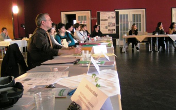Foto: Erfahrungsaustausch zwischen Ärzten und Hebammen © Stadtverwaltung Erfurt Personen im Saal an Tischen sitzend