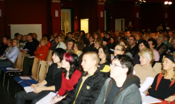 Foto: Publikum beim Fachtag Recht und Drogen © Stadtverwaltung Erfurt Mit großem Interesse verfolgen die Teilnehmer am Fachtag die Vorträge im großen Saal des Hauses der sozialen Dienste