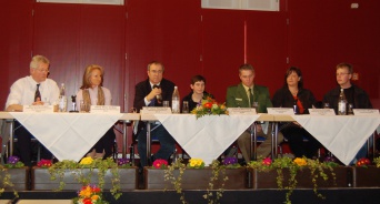 Foto: Podium des Fachtages © Stadtverwaltung Erfurt Das Podium des Fachtages "Träume sind Schäume", bestehend aus Vertretern verschiedener Einrichtungen der Suchtprävention