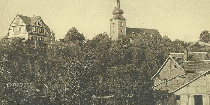 Aufnahme eines Dorfes mit Kirche.