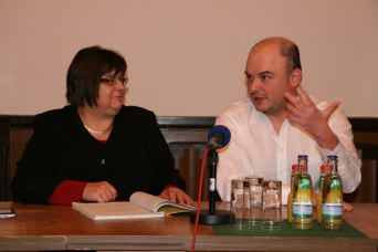 Links die Bürgermeisterin, rechts der Stadtschreiber, beide zur Pressekonferenz der Landeshauptstadt im Rathaus.