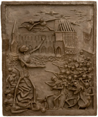 Der Tod, ein Skelett, auf dem Bronzerelief vorn links, dahinter die zerstörte Barfüßerkirche, rechts auf dem Relief zahlreiche Skelette.