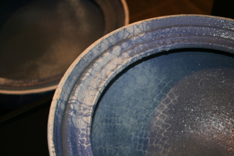 Zwei blaue Teller im Detail angeschnitten