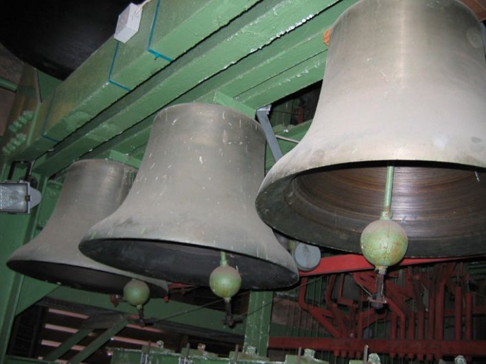 Drei große Glocken.