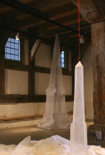 Zwei in transparentem Stoff genähte Obelisken der Künstlerin Kristina Siegel in einer Ausstellung.