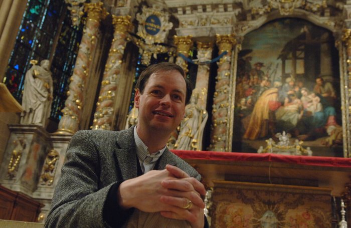Silvius von Kessel, Domorganist am Katholischen Dom zu Erfurt Ein Mann, im Hintergrund der Hohe Chor des Doms St. Marien zu Erfurt
