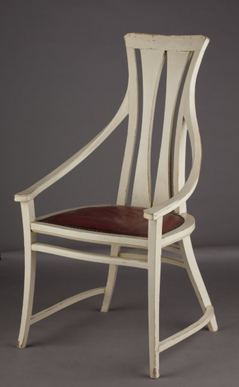 Ein weißer Stuhl mit brauner Sitzfläche