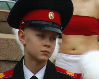 Eine Junge in Uniform