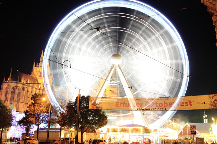 Mit dem größten transportablen Riesenrad der Welt mit geschlossenen und voll klimatisierten Gondeln gemächlich über dem Domplatz schweben... Riesenrad auf Volksfest bei Nacht