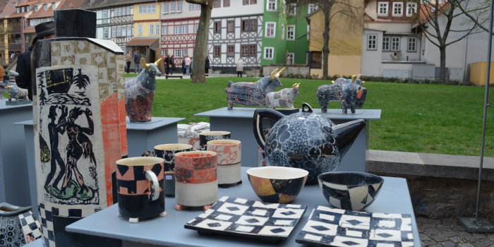 Foto: Töpfermarkt © Stadtverwaltung Erfurt Verkaufsstand eines Töpfers vor der Krämerbrücke