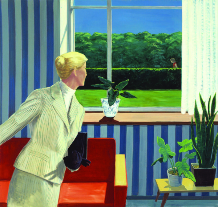 Dame mit hellem Kostüm, Clutch und blondem, hochgestecktem Haar schaut aus einem Fenster auf einen hinter einer Hecke laufenden Mann.