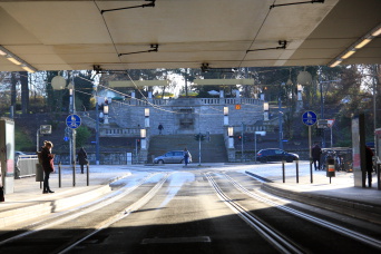 Blick durch den Straßenbahntunnel auf die historische Treppenanlage.