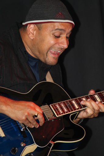 Foto eines Jazz-Gitarristen im Konzert