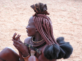 Afrikanerin mit imposanten Kopfschmuck.