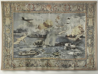 Bildteppich mit Bildrahmen. In der Mitte Explosionen auf Schiffen, startende Flugzeuge, leblose Körper auf Booten, Urvögel.