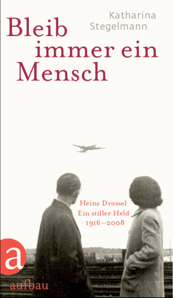 Titelcover mit rotbrauner Schrift. Zwei Menschen, mit dem Rücken zum Betrachter, schauen auf ein entgegenkommendes Flugzeug. Links unten das Logo des Aufbau-Verlages