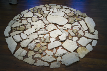 Foto: Ausstellung "Bodenschätze" / Verena Hahn © Stadtverwaltung Erfurt / D. Urban Ein mit Steinen gelegter Kreis