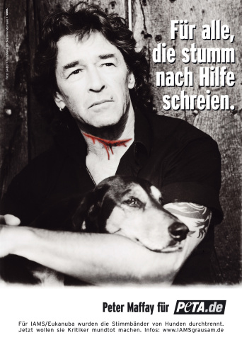 "Für alle, die stumm nach Hilfe schreien": Peter Maffay für PETA Sänger mit Hund auf dem Arm, ein Schriftzug rechts vom Gesicht.