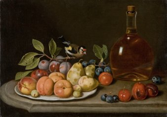 Gemalte Früchte auf einem Teller, der auf einem Tisch steht. Auf einem Zweig sitzt ein Vogel, rechts steht eine gefüllte Flasche.