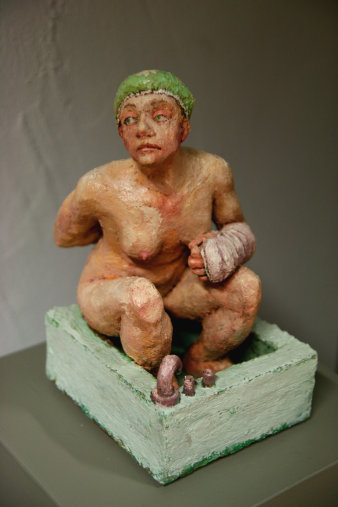 Skulptur einer badenden Dame mit verbundenem Arm
