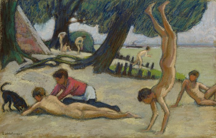 Ludwig von Hofmann, Knaben am Strand, um 1895 Pastell, 24,9 x 34,4 cm Acht Jungen und ein Hund an einem Sandstrand.