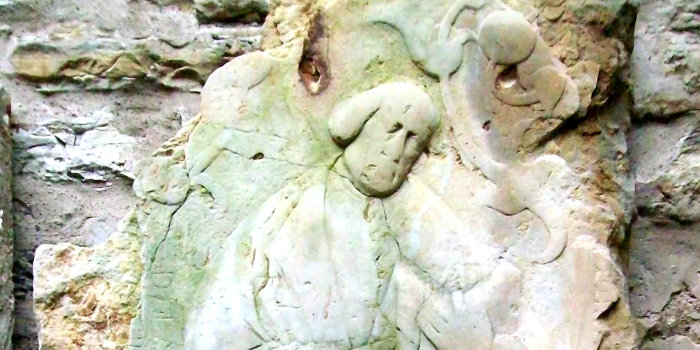 Der Reformator nimmt Gestalt an: Zum wiederaufgefundenen Grabstein des Johannes Lang in der Erfurter Michaeliskirche Verwitterter Stein.
