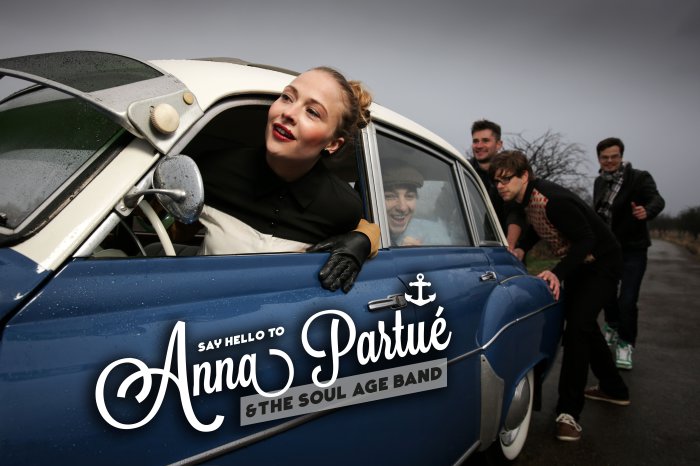 Anna Partué & The Soul Age Band Eine Frau im Auto, dahinter drei junge Männer, die dasselbe schieben.